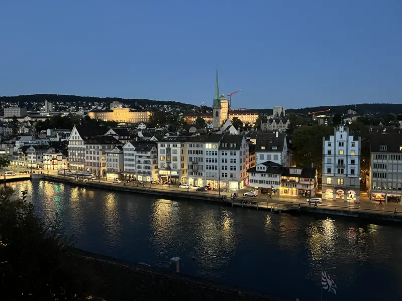 Zürich: Blick vom Lindenhof über die Limmat auf das Limmatquai am Abend