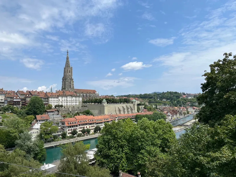Bern: das Münster über der Altstadt in der Aareschleife bei blauem Himmel