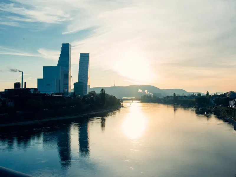 Basel: die Roche-Türme am Rhein im Abendlicht