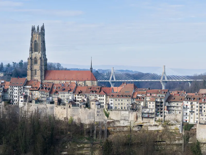 Fribourg: die Kathedrale St. Nikolaus über der Altstadt, rechts die Poya-Brücke