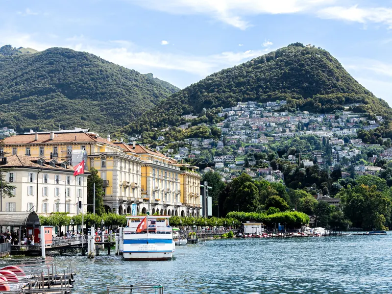 Lugano: die Uferpromenade am Luganersee, dahinter der Monte Brè